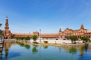 Sevilla, Endülüs, İspanya 'daki Plaza de Espana' nın panoramik manzarası.