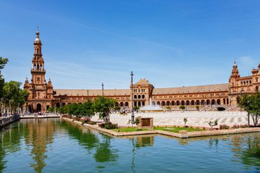 Sevilla, Endülüs, İspanya 'daki Plaza de Espana' nın panoramik manzarası.