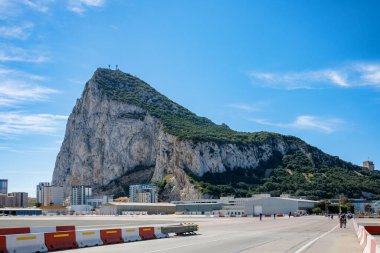 Gibraltar Kayası 'na giden yol solunda marina, arkasında kasaba La Linea, İspanya manzaralı..