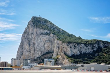 Gibraltar Kayası 'na giden yol solunda marina, arkasında kasaba La Linea, İspanya manzaralı..