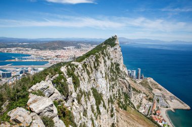 Cebelitarık, Algeciras Körfezi ve Yukarı Kaya 'dan La Linea de la Concepcion' un havadan görünüşü. Kıyı şehrine yukarıdan bak
