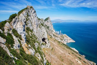 Cebelitarık, Algeciras Körfezi ve Yukarı Kaya 'dan La Linea de la Concepcion' un havadan görünüşü. Kıyı şehrine yukarıdan bak