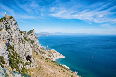 Cebelitarık, Algeciras Körfezi ve Yukarı Kaya 'dan La Linea de la Concepcion' un havadan görünüşü. Kıyı şehrine yukarıdan bak