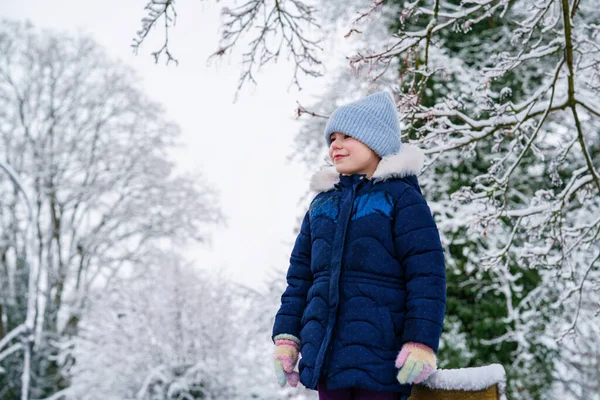 冬天小女孩的画像 快乐可爱的学童 穿着保暖的衣服 头戴蓝色的针织帽子 寒冷季节 和孩子们一起散步 — 图库照片