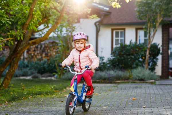 Pequena Menina Pré Escolar Andar Bicicleta Miúdo Bicicleta Livre Criança — Fotografia de Stock