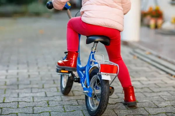 学龄前小女孩骑自行车 孩子在户外骑自行车 在温暖的夏日 快乐的孩子在上学的路上骑自行车 学龄前儿童学习骑自行车时戴安全帽保持平衡 — 图库照片