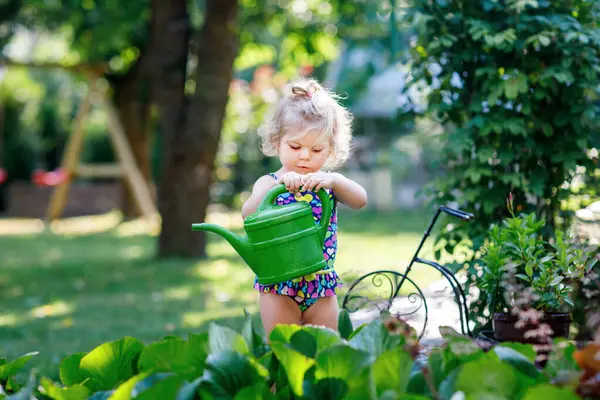 Niedliches Kleines Mädchen Bunten Badeanzug Das Heißen Sommertagen Pflanzen Und — Stockfoto