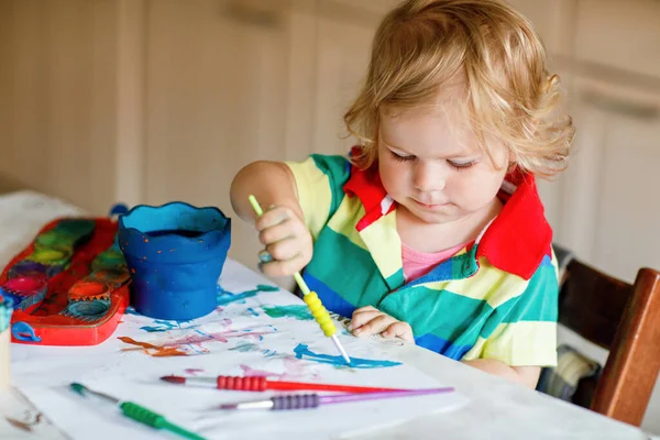 可爱的小女孩学习水彩画 小孩子在家里画画 用彩色的画笔 健康快乐的女儿在家里或托儿所尝试颜色 — 图库照片