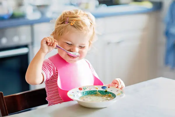 Menina Adorável Comendo Sopa Macarrão Vegetal Colher Alimentação Saudável Criança — Fotografia de Stock