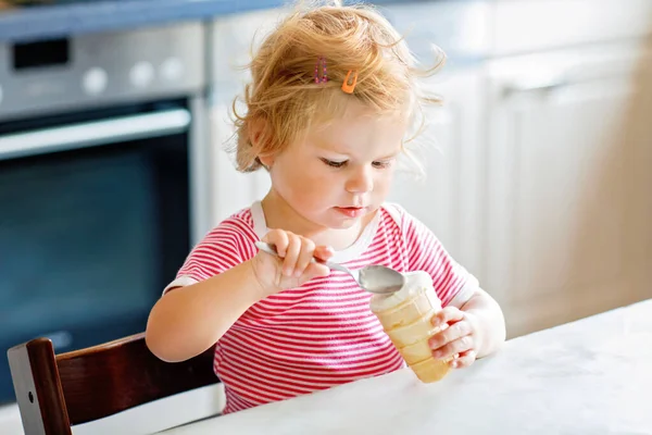 Urocza Dziewczynka Jedzenie Łyżką Słodkie Lody Kształcie Stożka Wafel Żywności — Zdjęcie stockowe