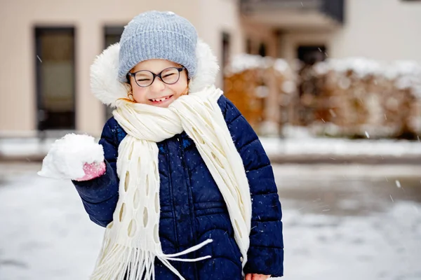 Soğuk Bir Kış Gününde Dışarıda Duran Sevimli Küçük Bir Kızın — Stok fotoğraf
