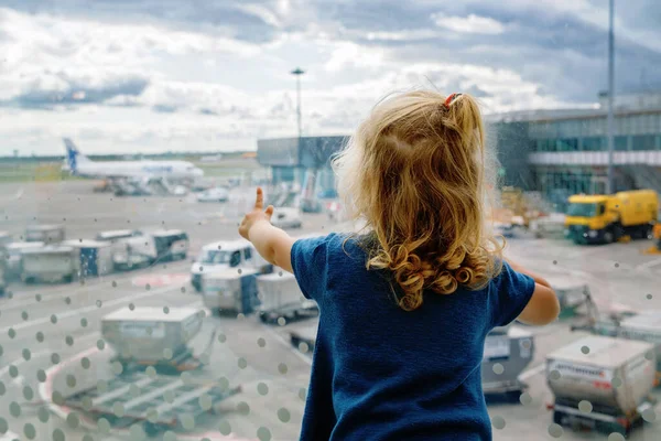 Słodka Dziewczynka Lotniska Podróżująca Szczęśliwe Zdrowe Dziecko Czeka Przy Oknie — Zdjęcie stockowe