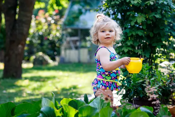 Милая Маленькая Девочка Красочных Купальниках Поливает Растения Цветет Цветы Домашнем — стоковое фото