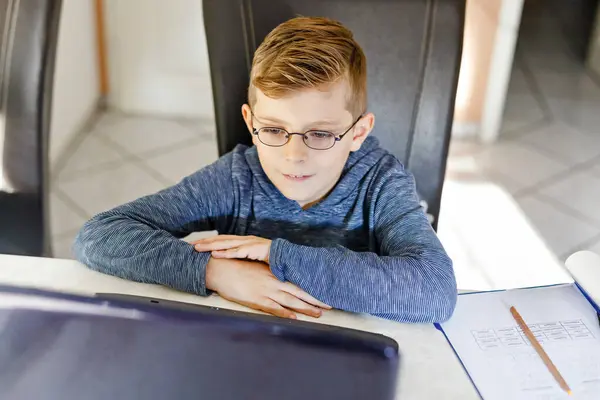 Gözlüklü Sağlıklı Çocuk Evde Defteriyle Ödev Yapıyor Nternetin Yardımıyla Ilgili — Stok fotoğraf