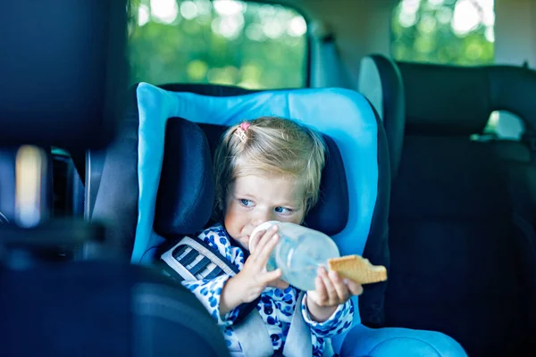 Adorable Baby Girl Blue Eyes Sitting Car Safety Seat Toddler — Stock Photo, Image