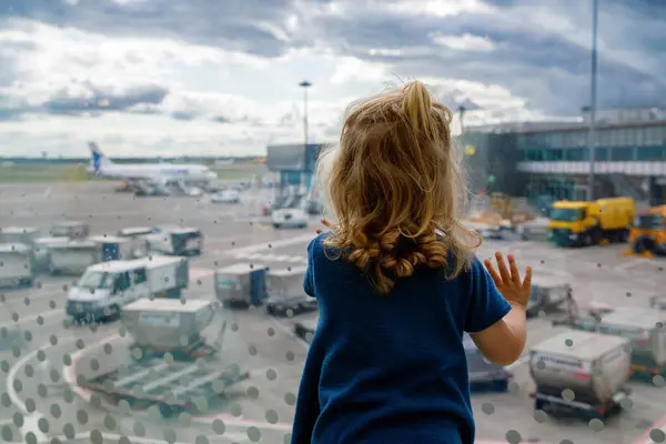 Menina Pequena Bonito Aeroporto Viajando Criança Saudável Feliz Esperando Perto — Fotografia de Stock