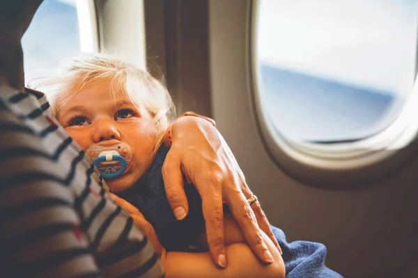 Küçük Çocukla Uçakla Seyahat Eden Bir Kadın Üzgün Yeni Yürümeye — Stok fotoğraf