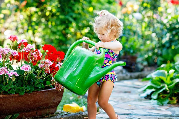 Niedliches Kleines Mädchen Bunten Badeanzug Das Heißen Sommertagen Pflanzen Und — Stockfoto