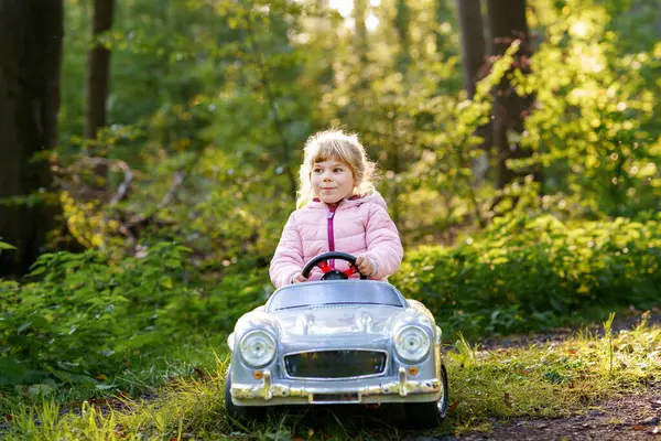 Kleine Vorschulmädchen Fahren Große Oldtimer Spielzeugautos Glückliches Kind Das Spaß — Stockfoto