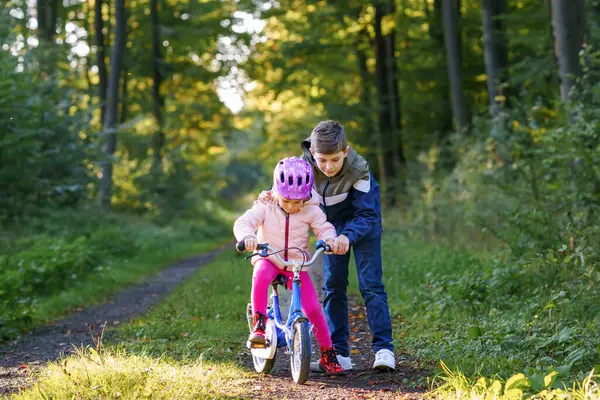 Niedliche Kleine Vorschulmädchen Schutzhelm Fahrrad Fahren Schulkind Junge Bruder Unterrichtet — Stockfoto