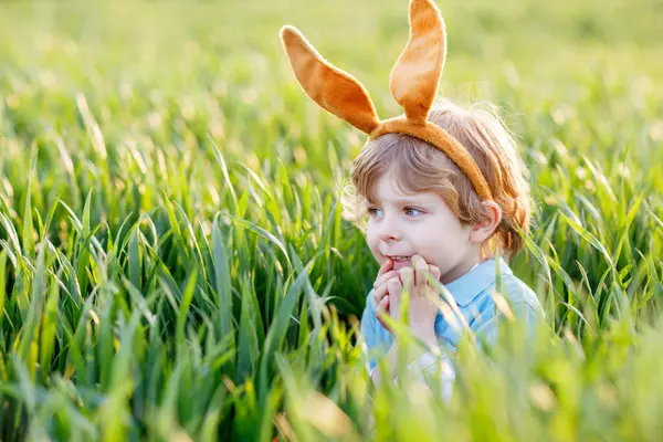 Anak Kecil Yang Lucu Dengan Telinga Kelinci Bersenang Senang Dengan — Stok Foto