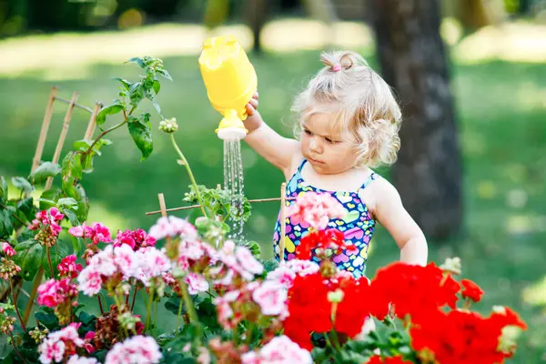 Carino Bambina Costume Bagno Colorato Irrigazione Piante Fiori Fiore Giardino — Foto Stock