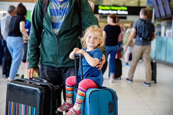 Leuke Kleine Peuter Meisje Vader Het Vliegveld Gelukkige Familie Reist — Stockfoto