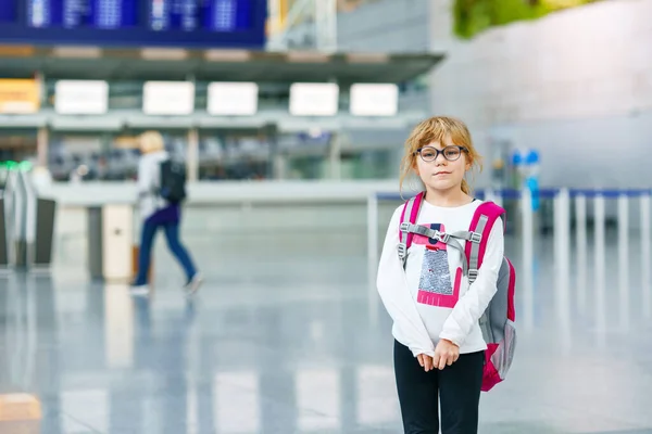 Pequena Menina Pré Escolar Cansada Terminal Aeroporto Criança Triste Bonito — Fotografia de Stock