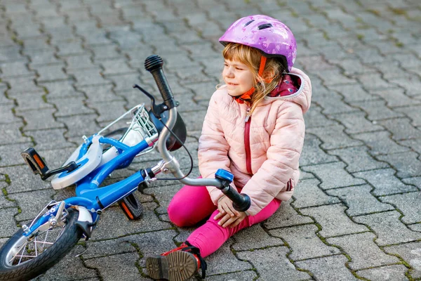 Χαριτωμένο Κοριτσάκι Που Κάθεται Στο Έδαφος Αφού Έπεσε Από Ποδήλατό — Φωτογραφία Αρχείου