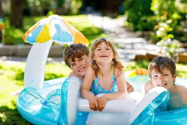 Drei Kinder Zwei Jungen Und Ein Kleinkind Planschen Sommer Einem — Stockfoto