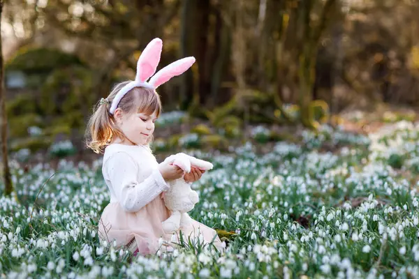 Urocza Dziewczynka Wielkanocnymi Uszami Króliczka Trzymająca Miękką Pluszową Zabawkę Wiosennym — Zdjęcie stockowe