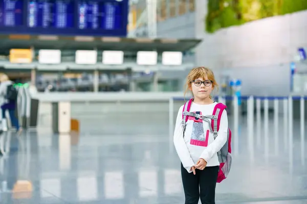 Pequena Menina Pré Escolar Cansada Terminal Aeroporto Criança Triste Bonito — Fotografia de Stock