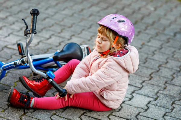 Милая Маленькая Девочка Сидящая Земле После Падения Велосипеда Расстроенный Плачущий — стоковое фото