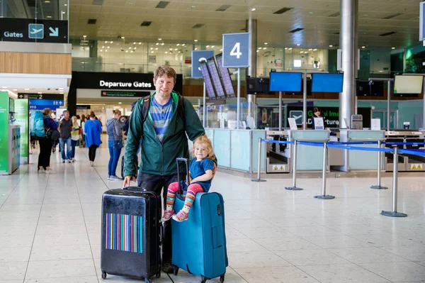 Χαριτωμένο Κοριτσάκι Και Πατέρας Στο Αεροδρόμιο Ευτυχισμένη Οικογένεια Που Ταξιδεύει — Φωτογραφία Αρχείου