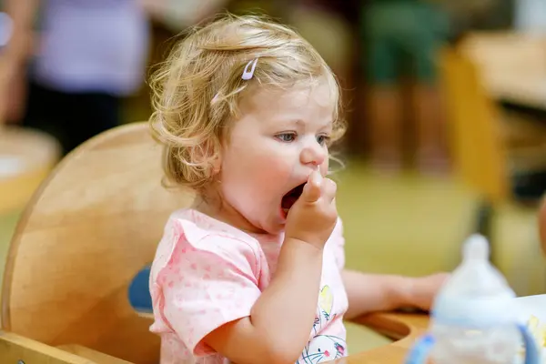 Bedårande Barn Flicka Äter Friska Grönsaker Och Ohälsosamma Pommes Frites — Stockfoto