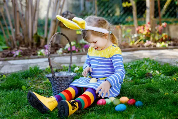 Krásná Legrační Malé Batole Dívka Králičí Uši Baví Tradiční Velikonoční — Stock fotografie