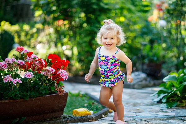 Söt Liten Baby Flicka Färgglada Baddräkt Vattning Växter Och Blommande — Stockfoto