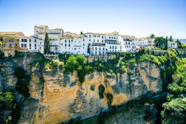 Ronda, İspanya. İspanya, Endülüs, Ronda 'daki Guadalevin Nehri üzerindeki Yeni Köprü' nün hava akşam manzarası. Turistik şehir manzarası