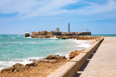 La Caleta Sahili, Balnear de la Palma Binası ve gün batımında San Sebastian Kalesi - Cadiz, Endülüs, İspanya.