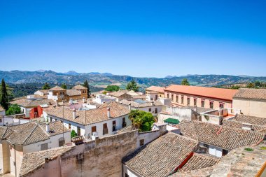 Ronda ind Endülüs, İspanya. Turistik şehir, evler ve çatılar yukarıdan görünüyor