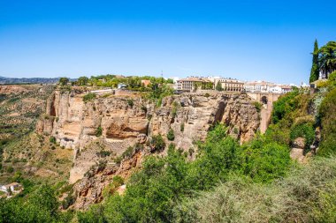 Ronda, İspanya. İspanya, Endülüs, Ronda 'daki Guadalevin Nehri üzerindeki Yeni Köprü' nün hava akşam manzarası. Turistik şehir manzarası