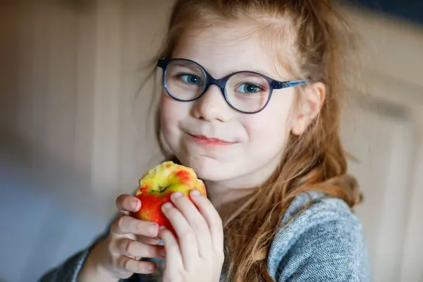 Mała Uczennica Jabłko Szkolny Lunch Hansdsome Dziewczyna Przerwę Lunch Zdrowa — Zdjęcie stockowe