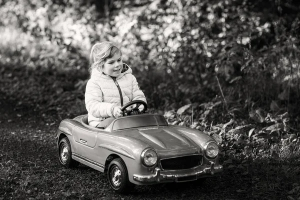 Petite Fille Âge Préscolaire Conduisant Une Grosse Voiture Jouet Vintage — Photo