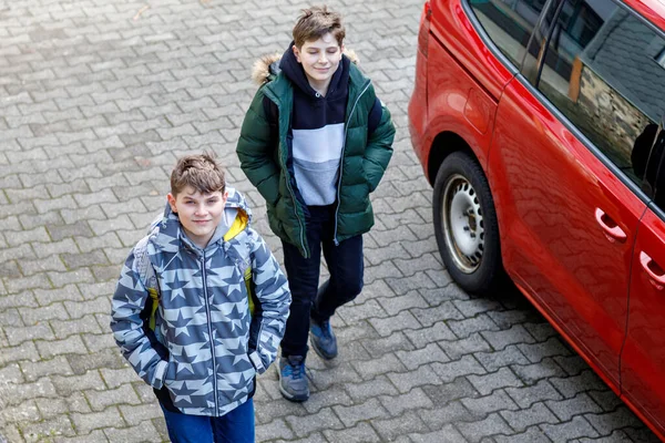 Dwoje Szczęśliwych Uczniów Spacerujących Szkole Ulicy Rozmawiających Nastolatkowie Bracia Przyjaciele — Zdjęcie stockowe