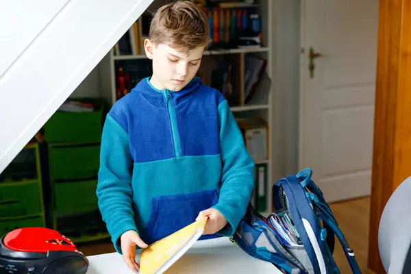 Okul Çocuğu Sabah Okul Için Hazırlanıyor Çantayı Kitaplar Kalemler Dosyalar — Stok fotoğraf