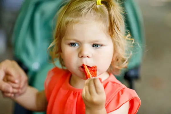 Liten Småbarn Flicka Äter Röd Paprika Och Grönsaker För Hälsosam — Stockfoto