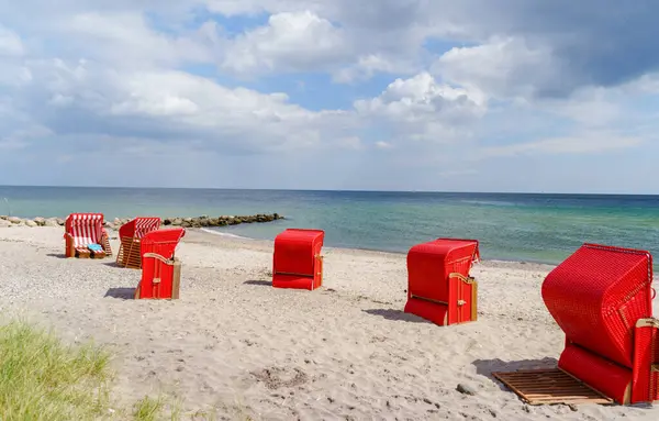 Tradycyjne Niemieckie Zadaszone Krzesła Wiklinowe Plaży Morza Bałtyckiego Plaża Czerwonymi — Zdjęcie stockowe