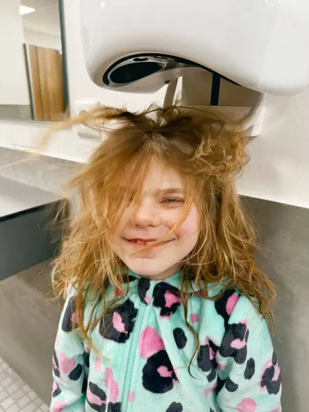 Pieni Hymyilevä Tyttö Kuivuu Hiukset Hiustenkuivaajalla Nähtyään Uima Altaan Onnellinen — kuvapankkivalokuva