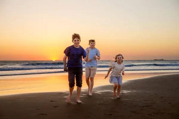 Trois Silhouettes Enfants Courant Sautant Sur Plage Coucher Soleil Famille — Photo