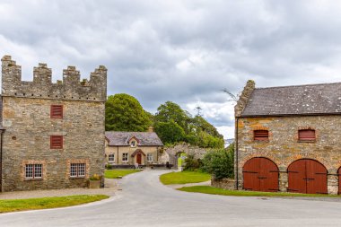 Kuzey İrlanda'daki Castle Ward'Un eski ortaçağ kalıntıları. Serie Game of Thrones'un çekim yeri, Kıştepesi.